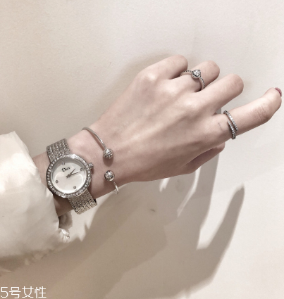 戒指戴中指是什么意思？戒指戴中指代表什么含義