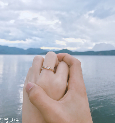 戒指戴中指是什么意思？戒指戴中指代表什么含義