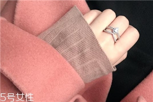 戒指戴小指是什么意思？戒指戴小指代表什么含義