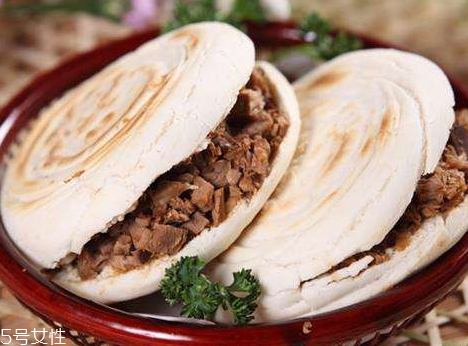 臘汁肉夾饃和老潼關(guān)肉夾饃區(qū)別 臘汁肉夾饃和老潼關(guān)肉夾饃哪個好吃 臘汁肉夾饃和老潼關(guān)肉夾饃區(qū)別 臘汁肉夾饃和老潼關(guān)肉夾饃哪個好吃