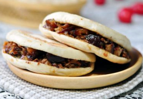 臘汁肉夾饃和老潼關(guān)肉夾饃區(qū)別 臘汁肉夾饃和老潼關(guān)肉夾饃哪個好吃 臘汁肉夾饃和老潼關(guān)肉夾饃區(qū)別 臘汁肉夾饃和老潼關(guān)肉夾饃哪個好吃