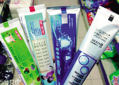 牙膏底部顏色條代表什么 牙膏什么牌子好用 牙膏底部顏色條代表什么 牙膏什么牌子好用