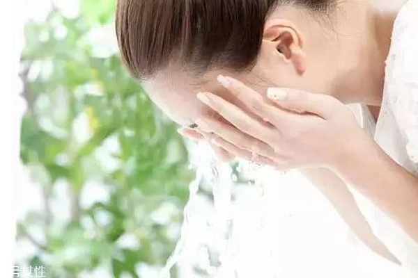 夏天怎么洗臉才不油膩 夏天潔面正確方法 夏天怎么洗臉才不油膩 夏天潔面正確方法