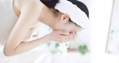夏天怎么洗臉才不油膩 夏天潔面正確方法 夏天怎么洗臉才不油膩 夏天潔面正確方法