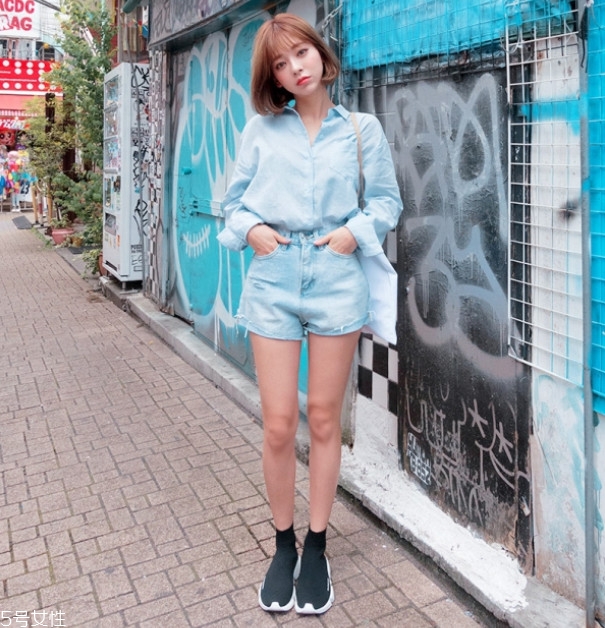 女生天藍色襯衫怎么搭配好看 女生天藍色襯衫怎么搭配好看