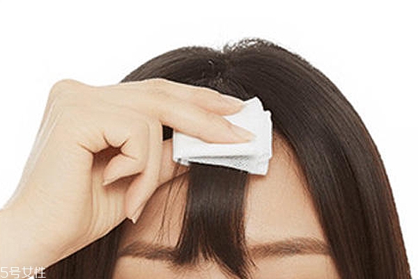 夏天劉海油膩怎么去油 劉海油膩4個拯救方法 夏天劉海油膩怎么去油 劉海油膩4個拯救方法