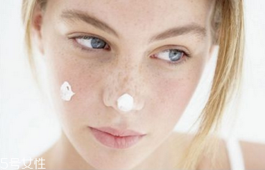 悶痘是痘痘悶在皮膚里嗎 悶痘是什么原因 悶痘是痘痘悶在皮膚里嗎 悶痘是什么原因