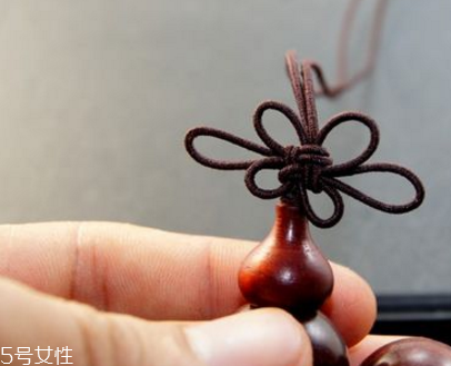 手鏈上的中國結(jié)怎么編？手鏈上的中國結(jié)編法教程