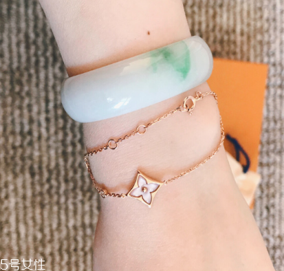 手鏈和腳鏈能同時(shí)帶嗎？手鏈和腳鏈的佩戴講究