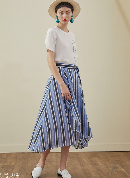 不規(guī)則半身裙怎么搭配？不規(guī)則半身裙搭配圖片