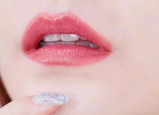 圣羅蘭2018新款鏡面唇蜜真假辨別 9個(gè)步驟來驗(yàn)真假