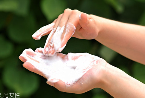 洗面奶為什么要打成泡泡 洗面奶早晚都要用嗎 洗面奶為什么要打成泡泡 洗面奶早晚都要用嗎