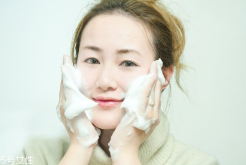 洗面奶為什么要打成泡泡 洗面奶早晚都要用嗎 洗面奶為什么要打成泡泡 洗面奶早晚都要用嗎