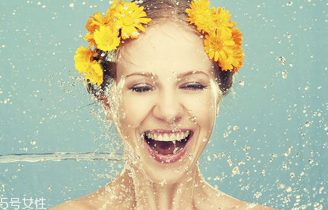 早上洗臉用熱水好還是冷水好 早上洗臉要注意什么 早上洗臉用熱水好還是冷水好 早上洗臉要注意什么