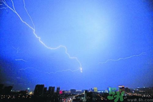 閃電打雷可以洗澡嗎?打雷洗澡會不會被擊 閃電打雷可以洗澡嗎?打雷洗澡會不會被擊