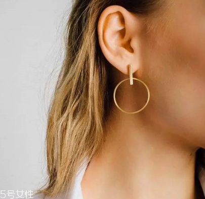 耳環(huán)可以戴著睡覺嗎？耳環(huán)能不能戴著睡覺