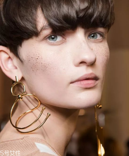 耳環(huán)取不下來怎么辦？耳環(huán)取不下來解決方法