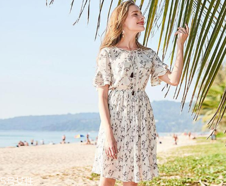 夏天穿什么樣的百褶裙好看？夏天適合穿什么百褶裙