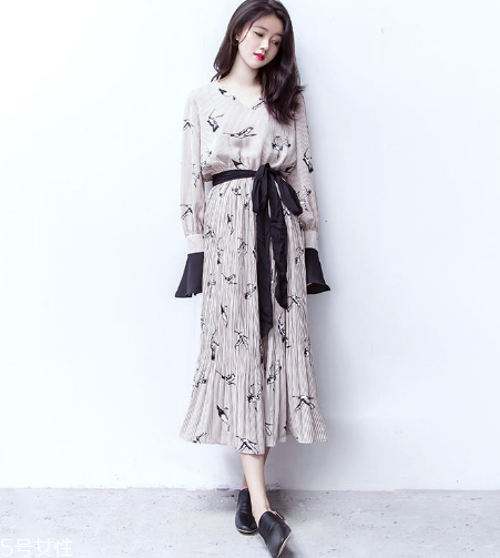 夏天穿什么樣的百褶裙好看？夏天適合穿什么百褶裙