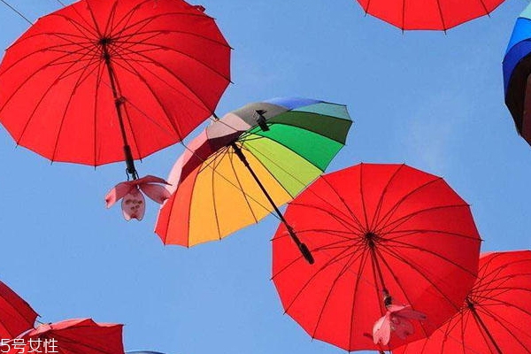 紅色遮陽傘防曬嗎 白色遮陽傘防曬嗎 紅色遮陽傘防曬嗎 白色遮陽傘防曬嗎