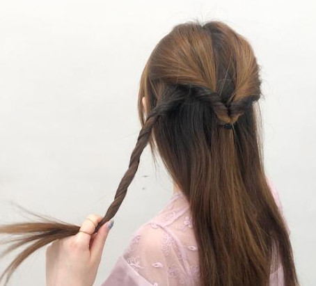 優(yōu)雅公主風(fēng)發(fā)髻怎么盤(pán) 優(yōu)雅公主風(fēng)發(fā)髻怎么盤(pán)