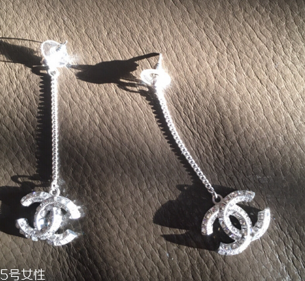 耳環(huán)戴不進(jìn)去怎么辦？耳環(huán)戴不進(jìn)去解決方法