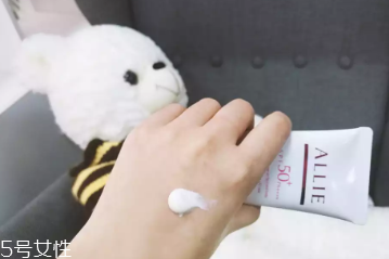 嘉娜寶allie粉色控油防曬含酒精嗎 allie防曬評(píng)測(cè) 嘉娜寶allie粉色控油防曬含酒精嗎 allie防曬評(píng)測(cè)