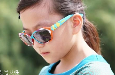 兒童戴偏光太陽鏡好嗎 偏光鏡的作用 兒童戴偏光太陽鏡好嗎 偏光鏡的作用