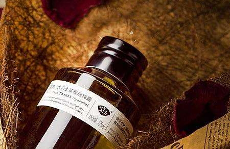 玫瑰純露可以當爽膚水用嗎 玫瑰純露和爽膚水哪個好 玫瑰純露可以當爽膚水用嗎 玫瑰純露和爽膚水哪個好