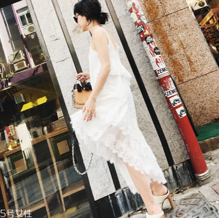 小白裙怎么搭配？小白裙搭配技巧