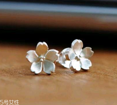 耳釘會傳染疾病嗎？耳釘會不會傳染疾病