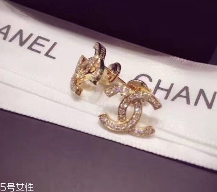 耳釘要經(jīng)常拿下來(lái)嗎？耳釘需要經(jīng)常取下來(lái)嗎