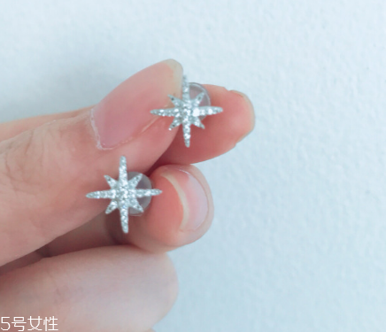 耳釘有血跡怎么清洗？耳釘上的血跡用什么洗？