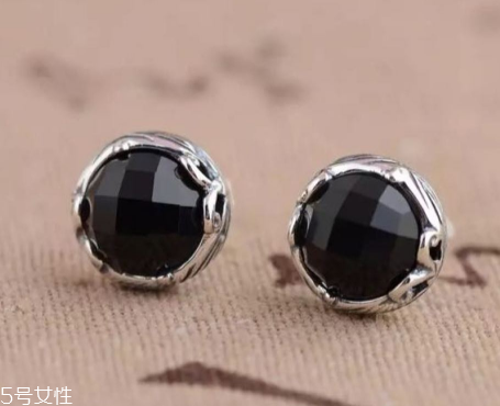 耳釘一定要打耳洞嗎？耳釘要有耳洞嗎？