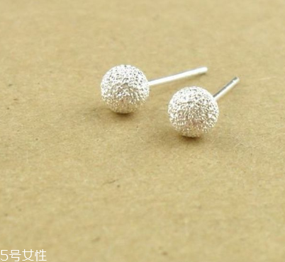 耳釘一定要打耳洞嗎？耳釘要有耳洞嗎？