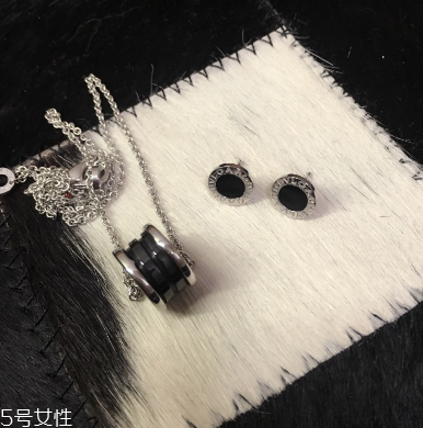 耳釘上有綠東西是什么？耳釘變綠了怎么清洗？