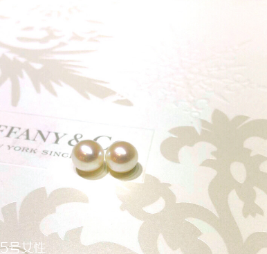 耳釘上有綠東西是什么？耳釘變綠了怎么清洗？