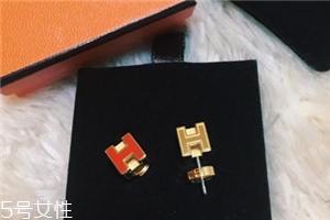 耳釘上有綠東西是什么？耳釘變綠了怎么清洗？