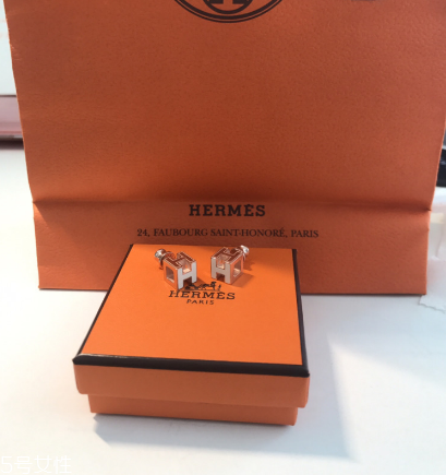 耳釘后面是圓的怎么帶？耳釘后面是圓的佩戴方法