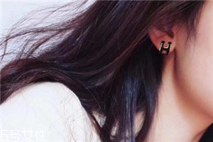 耳釘后面是圓的怎么帶？耳釘后面是圓的佩戴方法