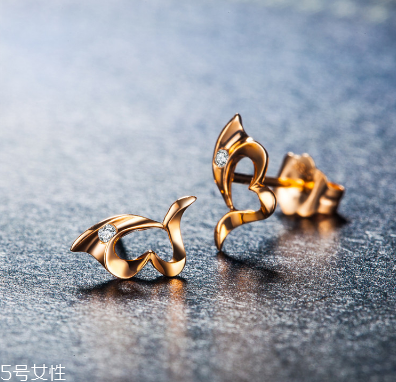 耳釘扣太緊怎么辦？耳釘扣太緊怎么取下來？