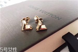 耳釘穿不過去怎么辦？耳釘卡在中間怎么處理？