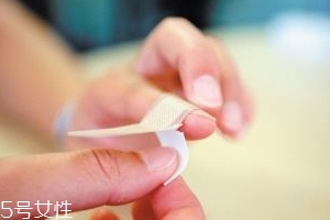 創(chuàng)可貼可以貼痘痘嗎？創(chuàng)可貼貼痘痘好嗎？