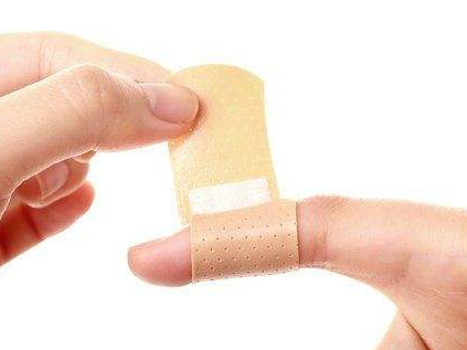 創(chuàng)可貼可以貼痘痘嗎？創(chuàng)可貼貼痘痘好嗎？