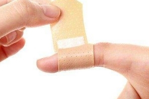 創(chuàng)可貼可以貼一晚上嗎？睡覺(jué)貼創(chuàng)可貼好嗎？