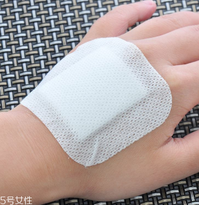 創(chuàng)可貼可以貼一晚上嗎？睡覺(jué)貼創(chuàng)可貼好嗎？