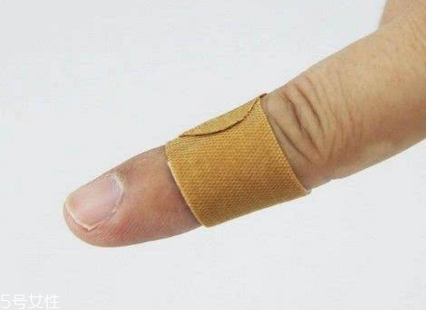 創(chuàng)可貼可以貼一晚上嗎？睡覺(jué)貼創(chuàng)可貼好嗎？