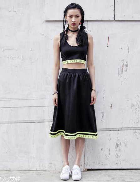 今年夏天流行什么露臍裝？今夏最火的露臍裝搭配