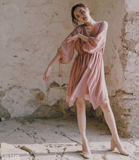 女人穿什么顏色顯氣質(zhì)？什么顏色衣服最顯氣質(zhì)？