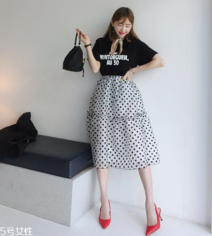 夏天穿黑色衣服容易曬黑嗎？夏天穿黑色會(huì)曬黑嗎？